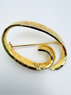 Vintage Signed Mamselle Sculptural Gold Tone Modernist Swirl Brooch Pin